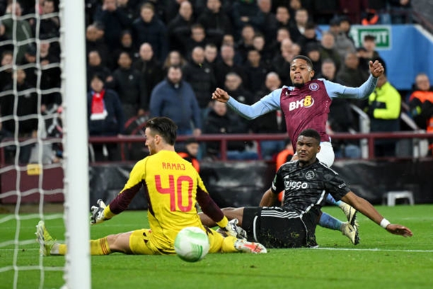 Aston Villa cũng không phải chờ đợi quá lâu. Phút 60, sau một tình huống gây áp lực dâng cao, Douglas Luiz cướp được bóng. Cầu thủ người Brazil chuyền bóng sang phải cho Leon Bailey. Tuyển thủ Jamaica xử lý lắt léo loại bỏ Josip Sutalo trước khi sút tung lưới thủ thành Diant Ramaj.