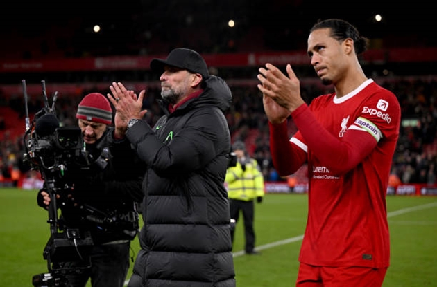 Virgil Van Dijk dè chừng Manchester United - Bóng Đá