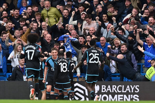 Stephy Mavididi cứa lòng hiểm hóc gỡ hòa 2-2 cho Leicester City.