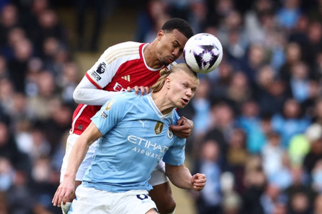 Erling Haaland bị hàng hậu vệ Arsenal khóa chặt.