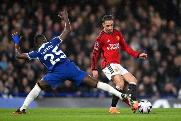 Các cầu thủ Chelsea và Manchester United thay phiên nhau mắc sai lầm.