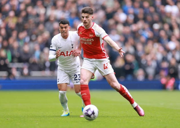 Arsenal phải thôi "tấu hài" nếu muốn đua vô địch.
