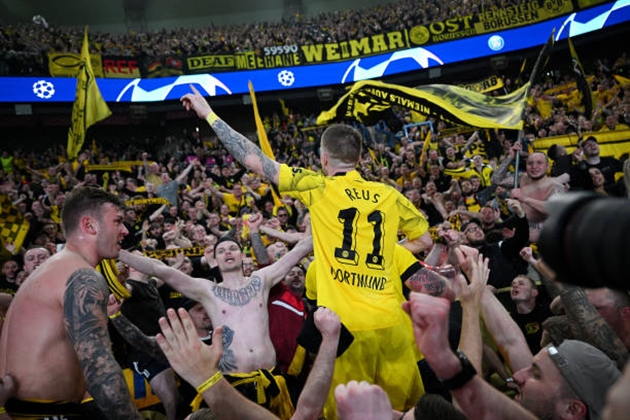 Marco Reus chia vui với các cổ động viên.