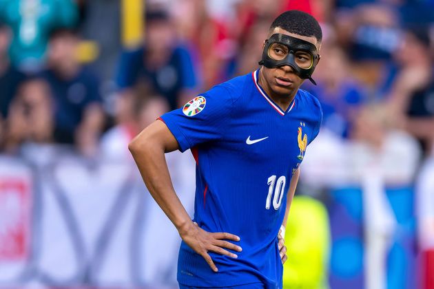 Ảnh bài viết Chiếc mặt nạ không phải là vấn đề lớn nhất của Mbappe