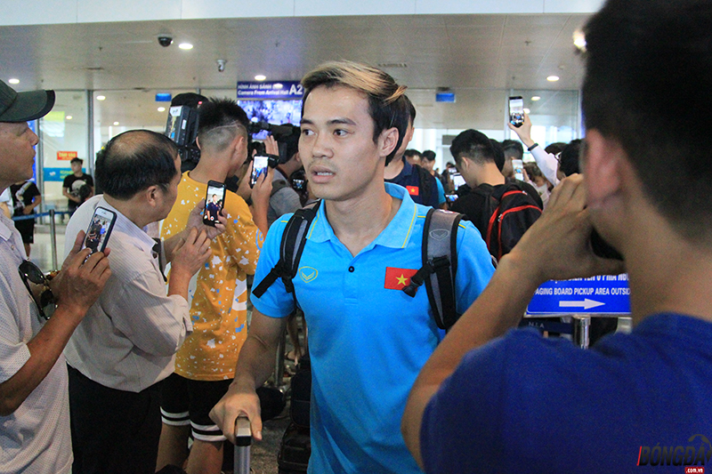Đội tuyển Việt Nam chính thức về nước trong vòng tay người hâm mộ nước nhà - Bóng Đá