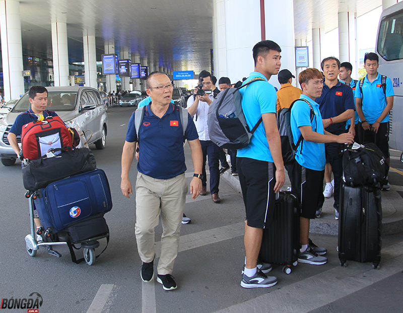 Đội tuyển Việt Nam chính thức về nước trong vòng tay người hâm mộ nước nhà - Bóng Đá