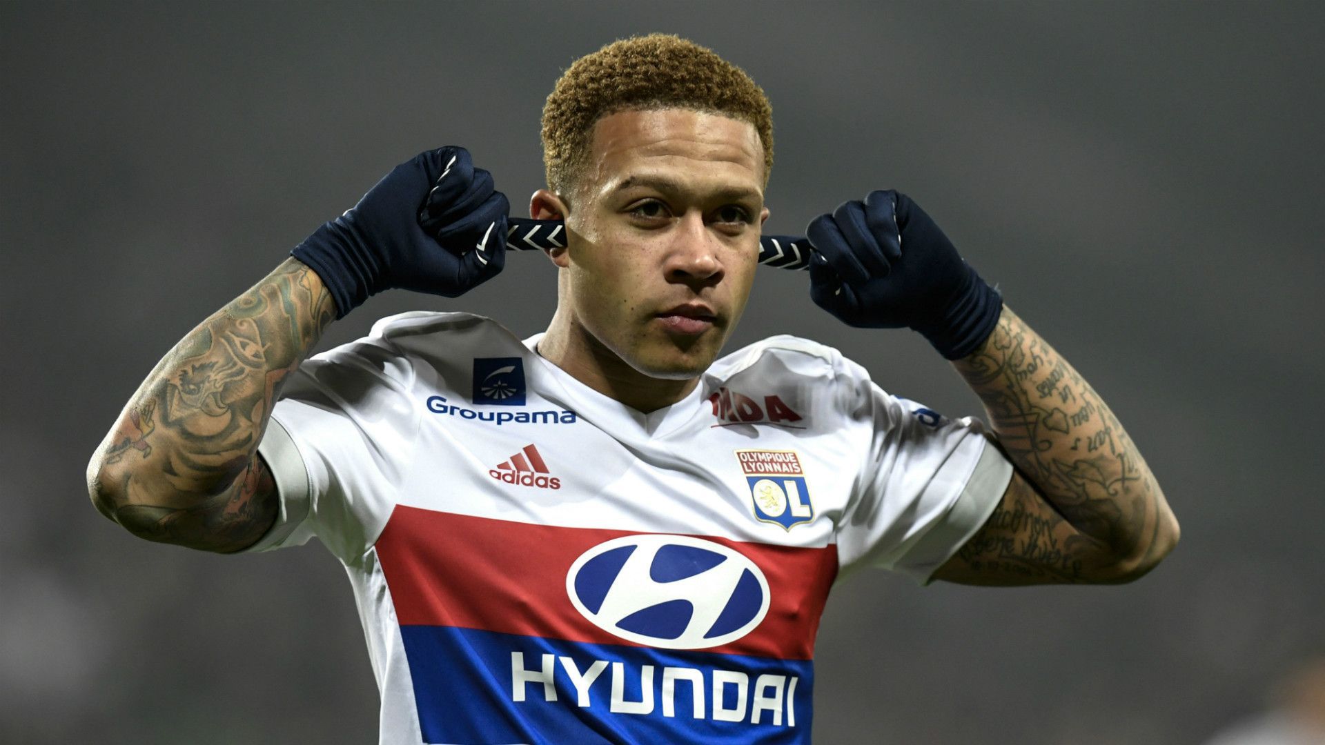 Memphis Depay reveals Louis van Gaal's bizarre reaction to what he did in Manchester United training - Bóng Đá