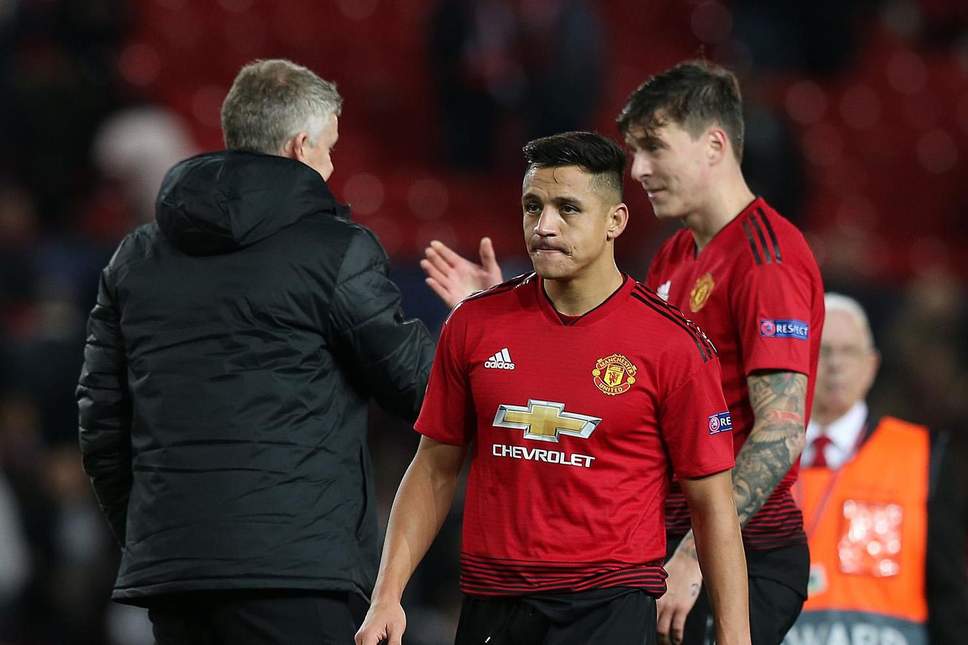  Man United staff member takes aim at Alexis Sanchez after PSG: ‘Nobody wants him’ - Bóng Đá