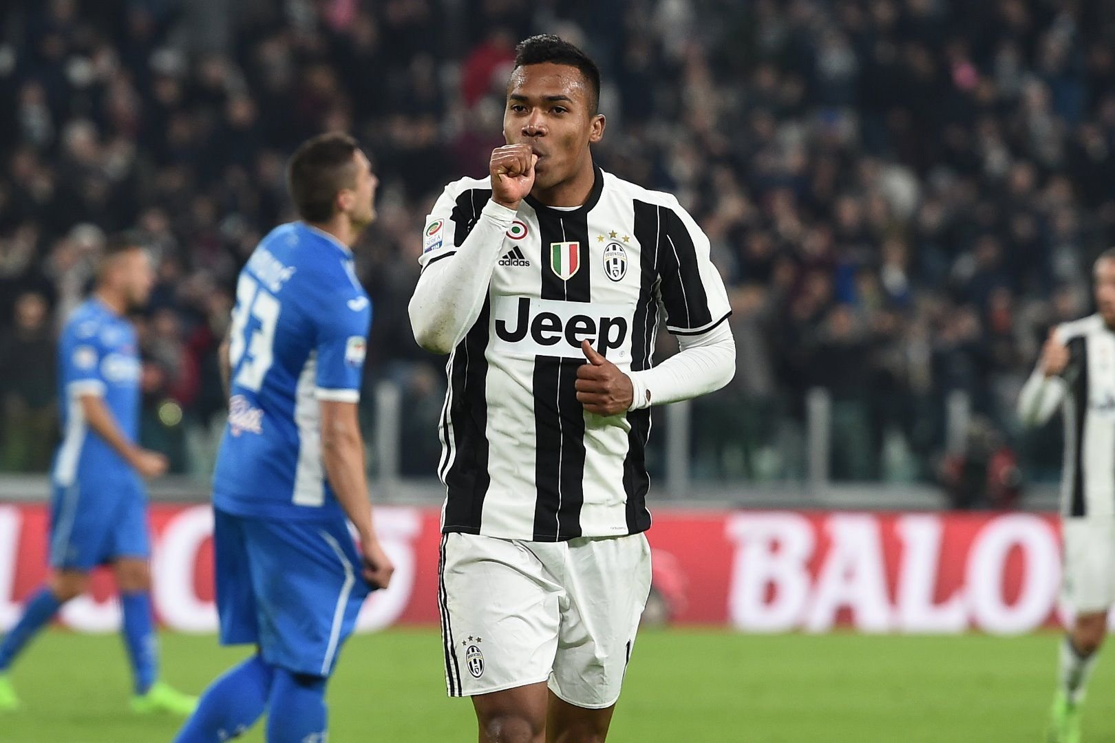 Manchester United 'to move for Alex Sandro' if Zinedine Zidane goes to Juventus - and more transfer rumours - Bóng Đá