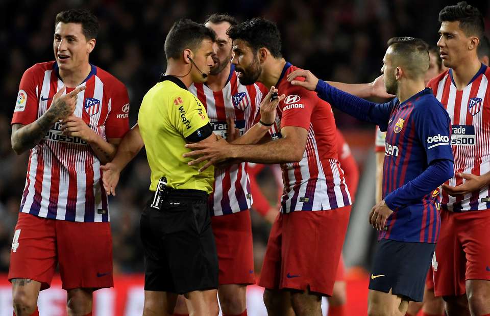 What Diego Costa did in the dressing room after being sent off - Bóng Đá