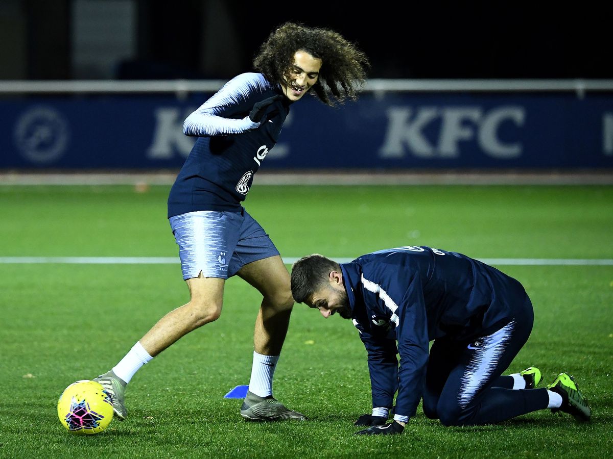 'Bowing down to the new king' - Arsenal fans notice what Olivier Giroud did to Matteo Guendouzi - Bóng Đá