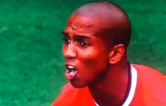 Ashley Young details truth behind a bird 'pooing in his mouth' - Bóng Đá