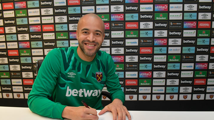 CHÍNH THỨC: West Ham tặng David Moyes tân binh đầu tiên