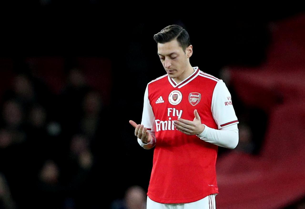 Arsenal urged not to repeat Mesut Ozil transfer mistake with Pierre-Emerick Aubameyang - Bóng Đá