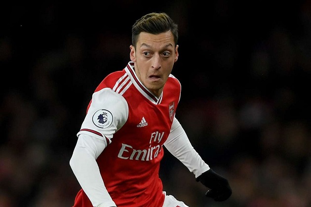 Jamie Carragher accuses Mesut Ozil of scoring ‘massive own goal’ by refusing to take pay cut at Arsenal - Bóng Đá