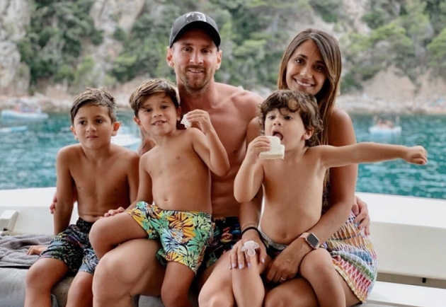 Topless Lionel Messi relaxes with wife Antonella and three kids on Ibiza holiday as he ponders Barcelona transfer exit - Bóng Đá