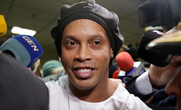 Bị quản thúc, Ronaldinho vẫn làm điều khó tin - Bóng Đá