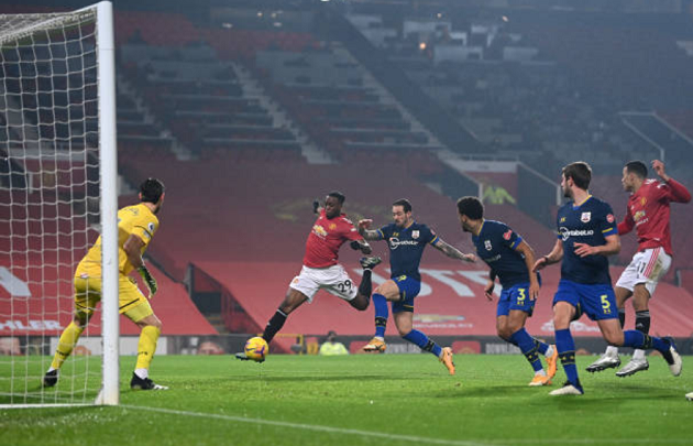 Aaron Wan-Bissaka đã 'cosplay' tiền đạo trong tình huống ghi bàn cho Manchester United.