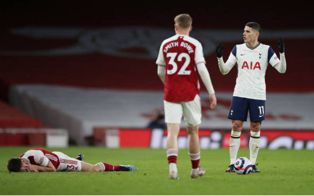 Lamela phải rời sân vì nhận đủ 2 tấm thẻ vàng.