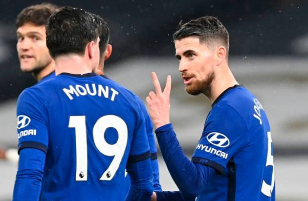 Chelsea hiện tại đang là một đội bóng tấn công sắc nét. Thế nhưng đặc biệt hơn cả, Tuchel đã thực hiện một cuộc cách mạng ở hàng thủ cho The Blues với hệ thống 3 trung vệ.