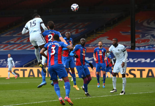 Kurt Zouma bật cực cao để đánh đầu tung lưới Crystal Palace.