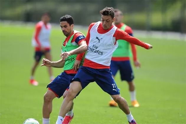 Ozil và Arteta từng là đồng đội trong màu áo Arsenal.