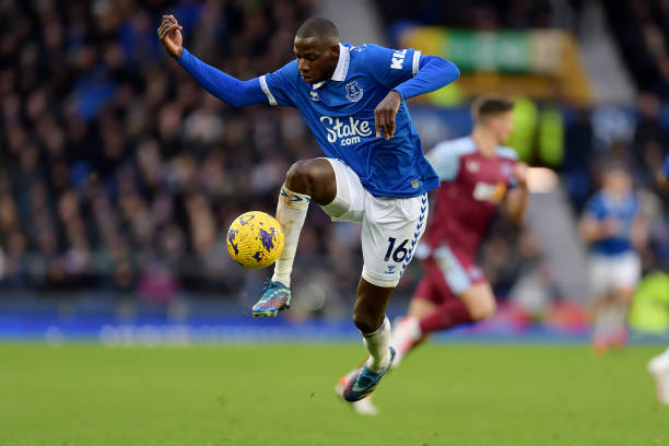 Everton lại phải đối mặt với một chấn thương khác của Abdoulaye Doucouré - Bóng Đá