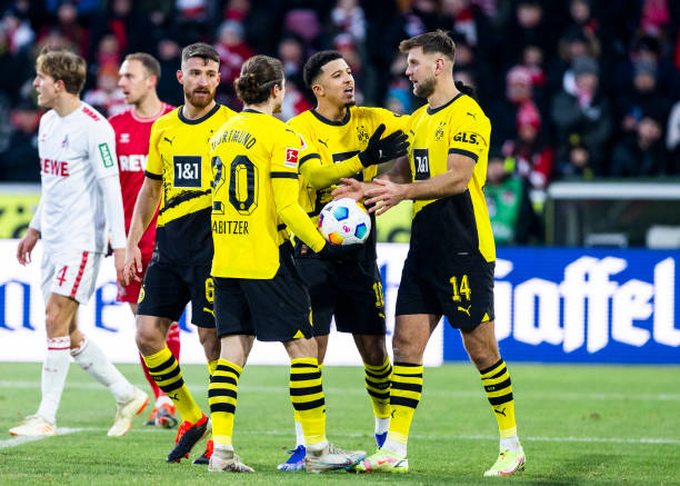 Sancho giành đá phạt đền với tiền đạo số 1 của Dortmund - Bóng Đá