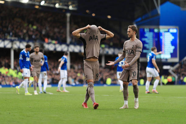 Richarlison vẫn không ăn mừng bàn thắng trước cổ động viên của Everton. Một hành động đầy ý nghĩa của chân sút người Brazil.