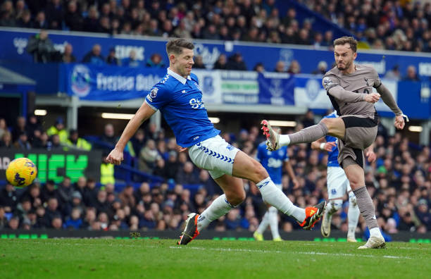 Tiền vệ ngôi sao James Maddison vượt qua một hậu vệ đối phương và tung cú sút rất căng từ ngoài rìa vòng cấm, nhưng Jordan Pickford xuất sắc đẩy bóng ra ngoài cứu thua cho Everton ở phút 59.