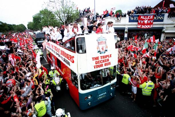 Liverpool diễu hành ăn mừng cùng người hâm mộ sau cú ăn ba lịch sử.
