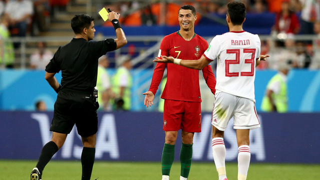 HLV Iran chỉ trích công nghệ VAR trong tình huống Ronaldo thoát thẻ đỏ - Bóng Đá