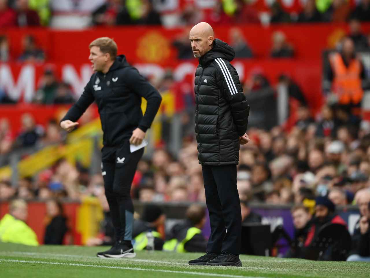 Howe (trái) luôn thể hiện năng lượng tràn đầy so với bộ mặt ủ rũ của Ten Hag (phải).