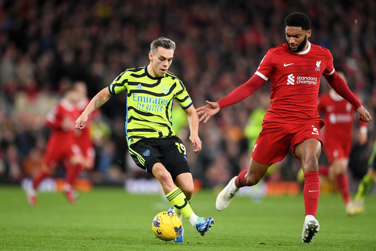 Màn trình diễn thuyết phục nơi Gomez (áo đỏ) giúp Klopp có thêm phương án cho vị trí hậu vệ cánh trái.