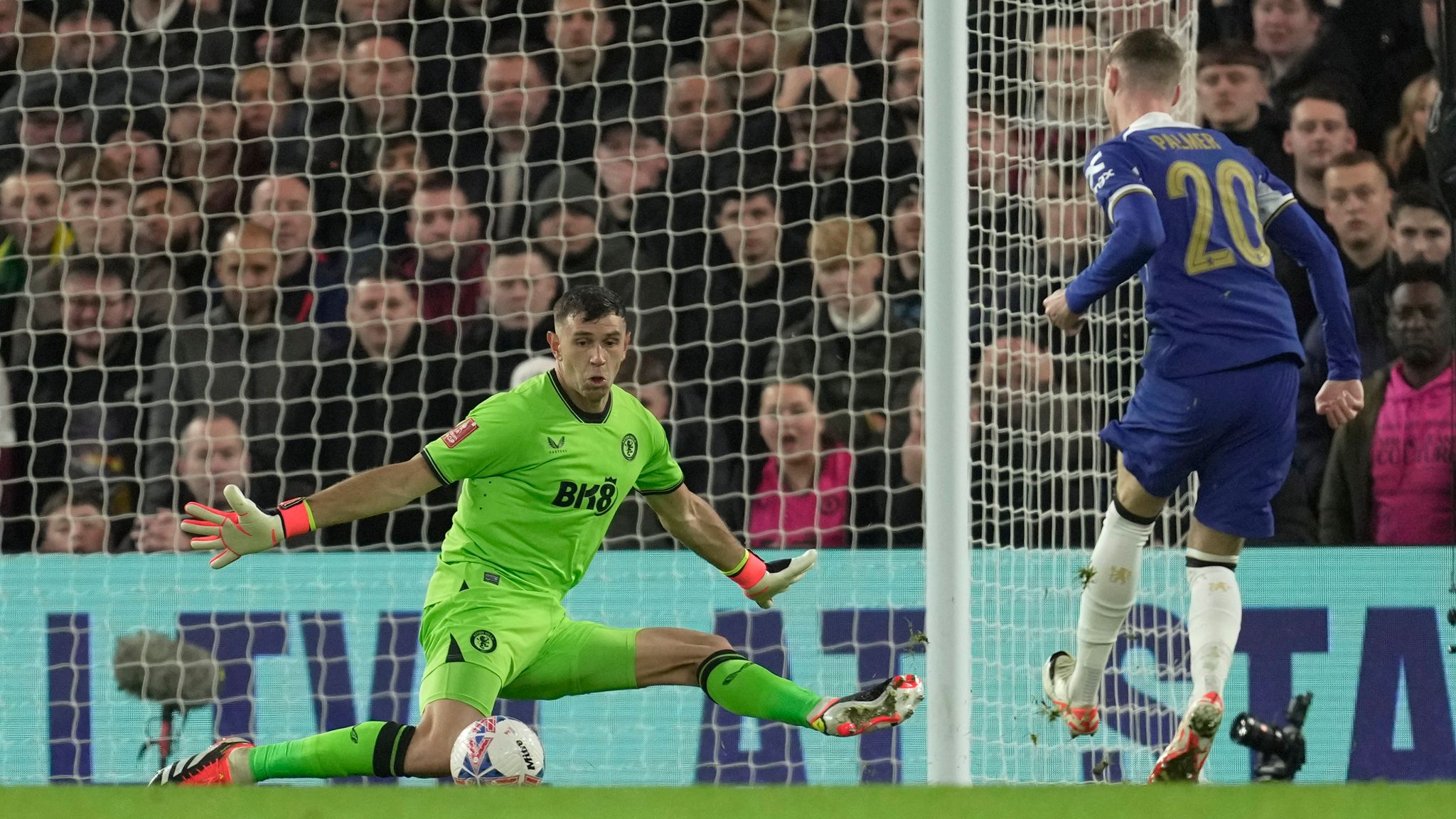 Martinez thi đấu xuất sắc trước Chelsea.