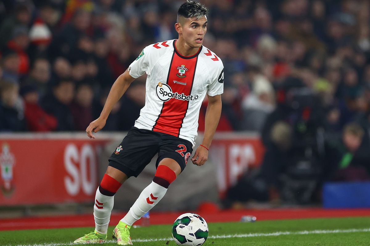Juventus make late move for Southampton's Argentinian midfielder Carlos Alcaraz… with Serie A giants offering loan with option to buy for £38m - Bóng Đá