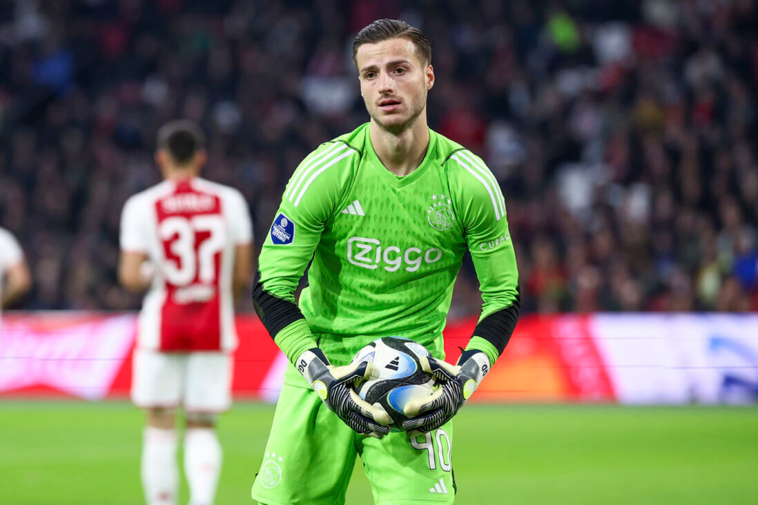 Manchester United 'chasing' another goalkeeper and other transfer rumours - Bóng Đá