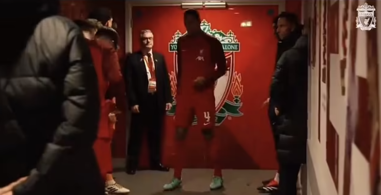 Virgil Van Dijk delivers emotional speech to Liverpool youngsters ahead of kick-off at Anfield - Bóng Đá