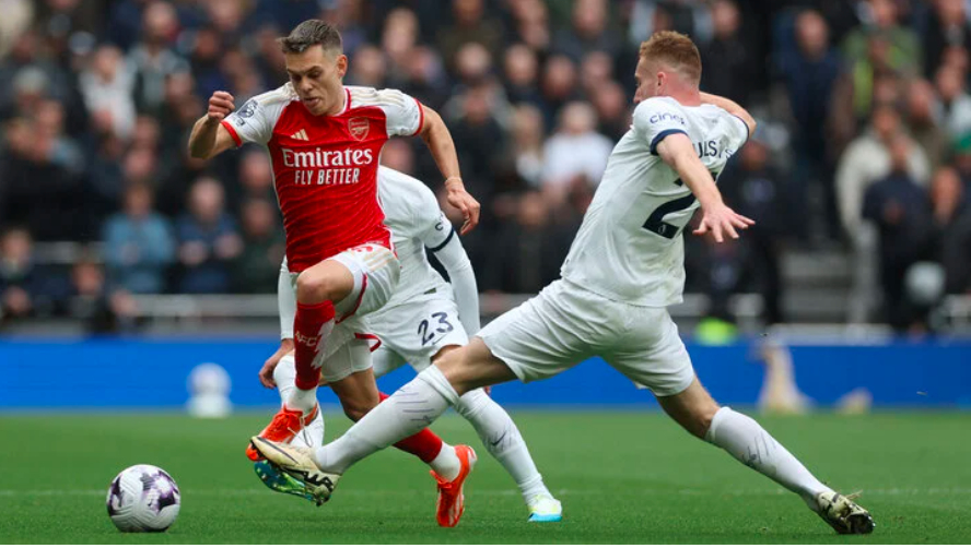 Tottenham thất bại trước Arsenal.