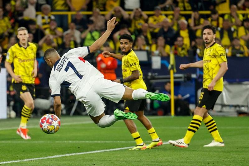 Dortmund không cần 1 ngôi sao lớn như Mbappe để khiến người khác ngước nhìn.