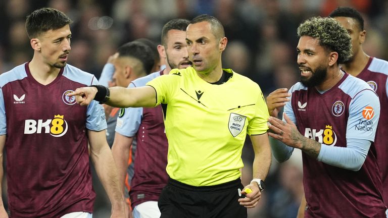 Những sai lầm của Luiz khiến Villa trả giá.