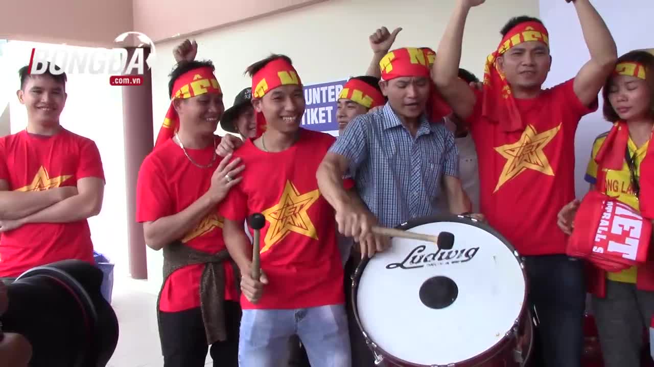 CĐV Việt Nam 'cháy hết mình' với thầy trò Hữu Thắng