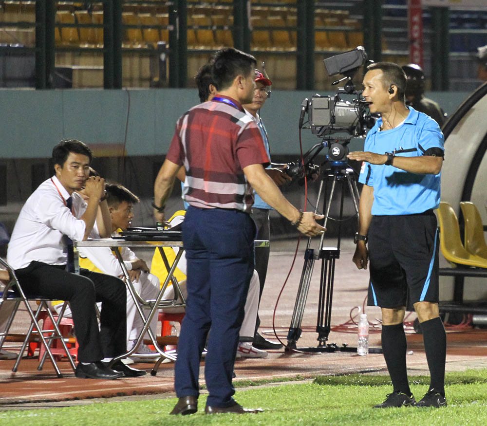 HLV Đức Thắng bị truất quyền chỉ đạo trong trận đấu giữa CLB bóng đá Sài Gòn và Becamex Bình Dương trên sân Gò Đậu. Ảnh: Đình Viên.