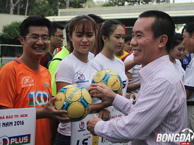 Trưởng ban tổ chức- Phó chủ tịch Hội nhà báo Dương Vũ Thông bắt tay, tặng quà các đội bóng tham dự giải. Ảnh: Đình Viên