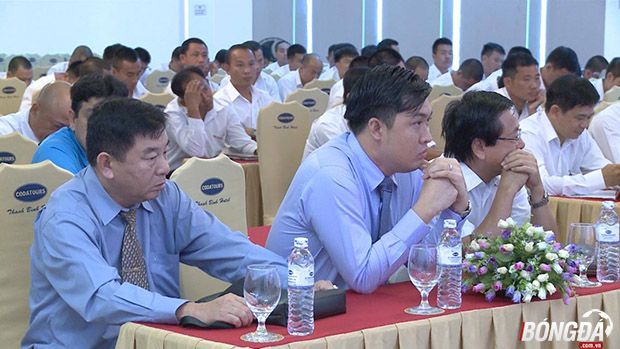 Thành viên Công ty VPF và trưởng ban trọng tài tại lớp tập huấn ở Đà Nẵng ngày 05/06. Ảnh: Cao Văn.
