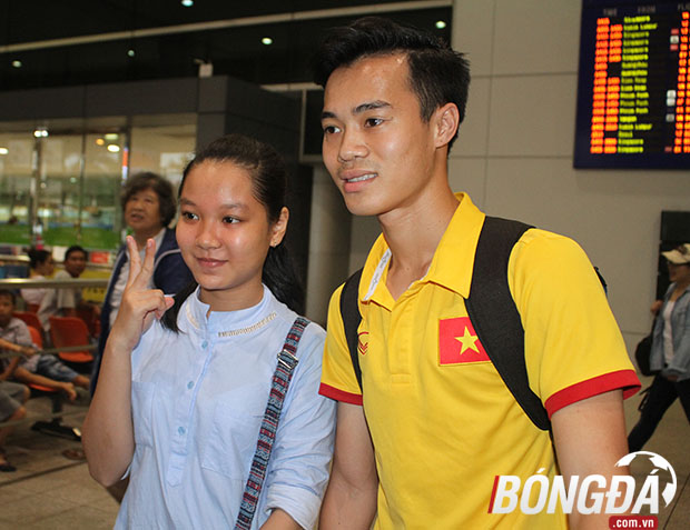 Ngay sau khi đặt chân xuống sân bay, các cầu thủ Việt Nam được các fan săn đón nồng nhiệt. Tiền đạo Văn Toàn bị fan 