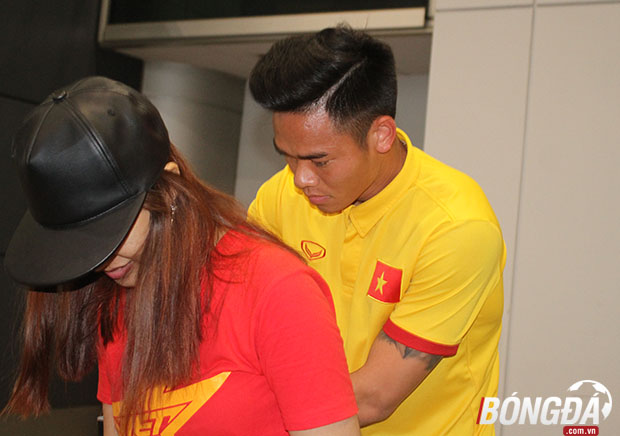 Thủ môn Trần Nguyên Mạnh, người chơi rất xuất sắc trong hai trận đấu ĐT việt Nam gặp Hong Kong (TQ) và ĐT Singapore ký tặng fan tại sân bay Tân Sơn Nhất. Ảnh: Đình Viên.