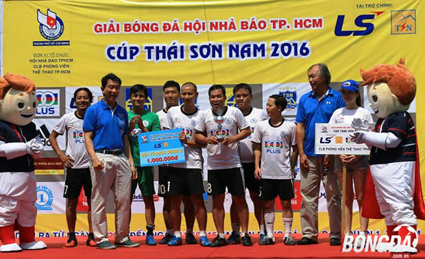 CLB Phóng viên Thể thao 1 Vô địch Serie B. Ảnh: Lê Tuấn.