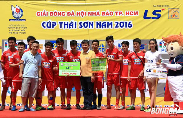 Đội bóng truyền hình Let’s Việt hạng nhì. Ảnh: Lê Tuấn.