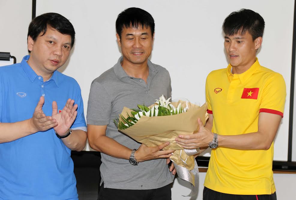 Học trò tặng hoa Hữu Thắng nhân ngày 20/11